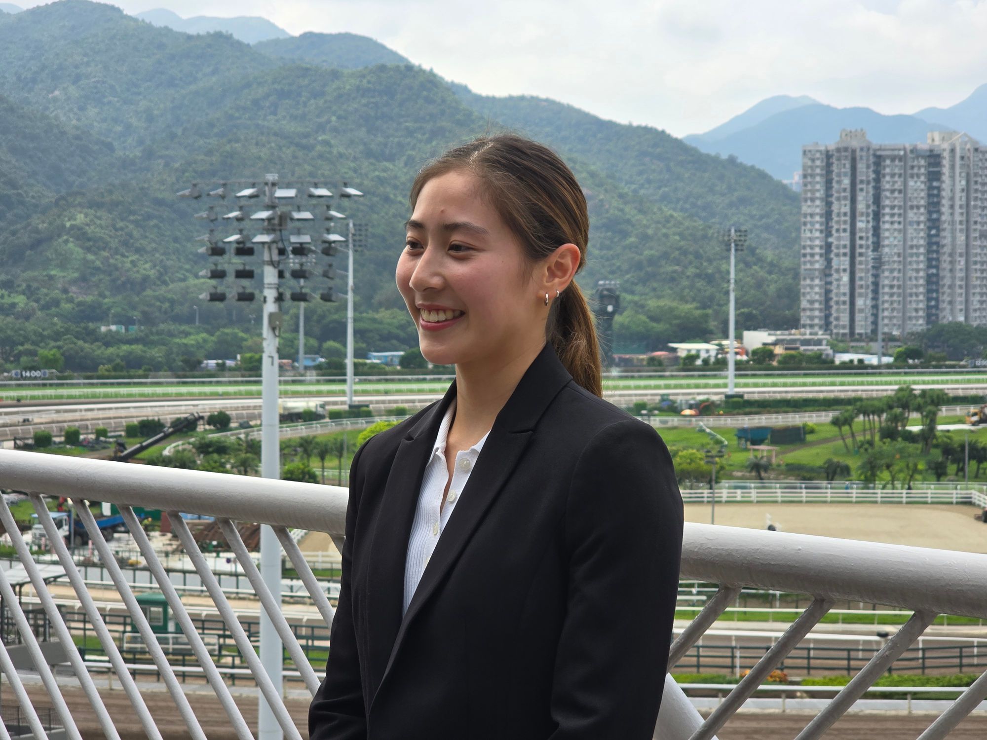 香港の女性騎手、ブリトニー・ウォンは笑顔の裏に強い決意を秘めている