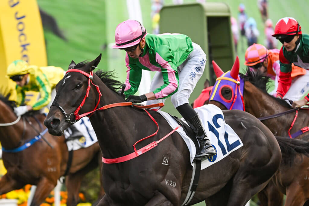 Bundle Award and Ben Thompson winning at Sha Tin