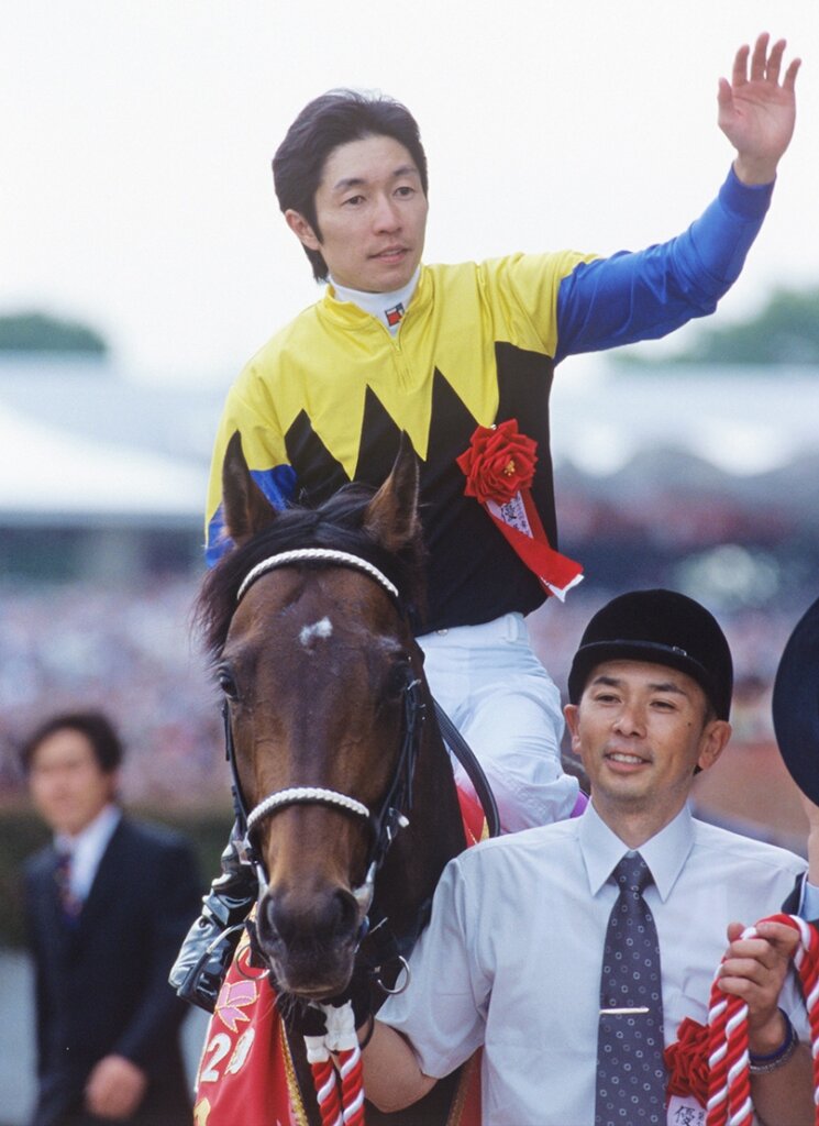 Yutaka Take and Deep Impact after winning the G1 Tokyo Yushun