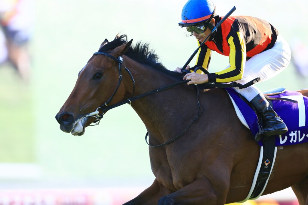 Keita Tosaki guiding Regaleira to victory in the Queen Elizabeth II Cup