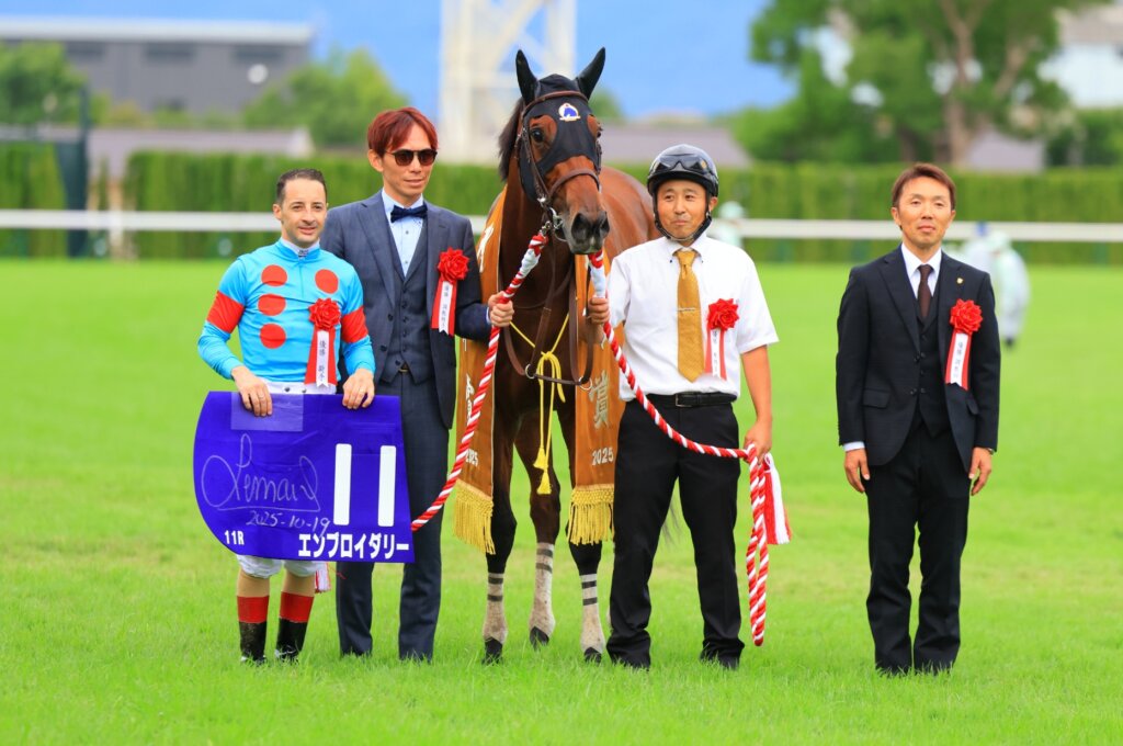Team Embroidery pose after winning the Shuka Sho at Tokyo