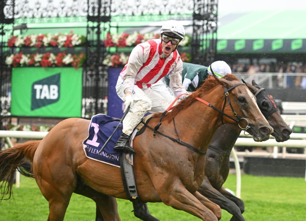 Mark Zahra wins the G1 Champions Sprint on Giga Kick