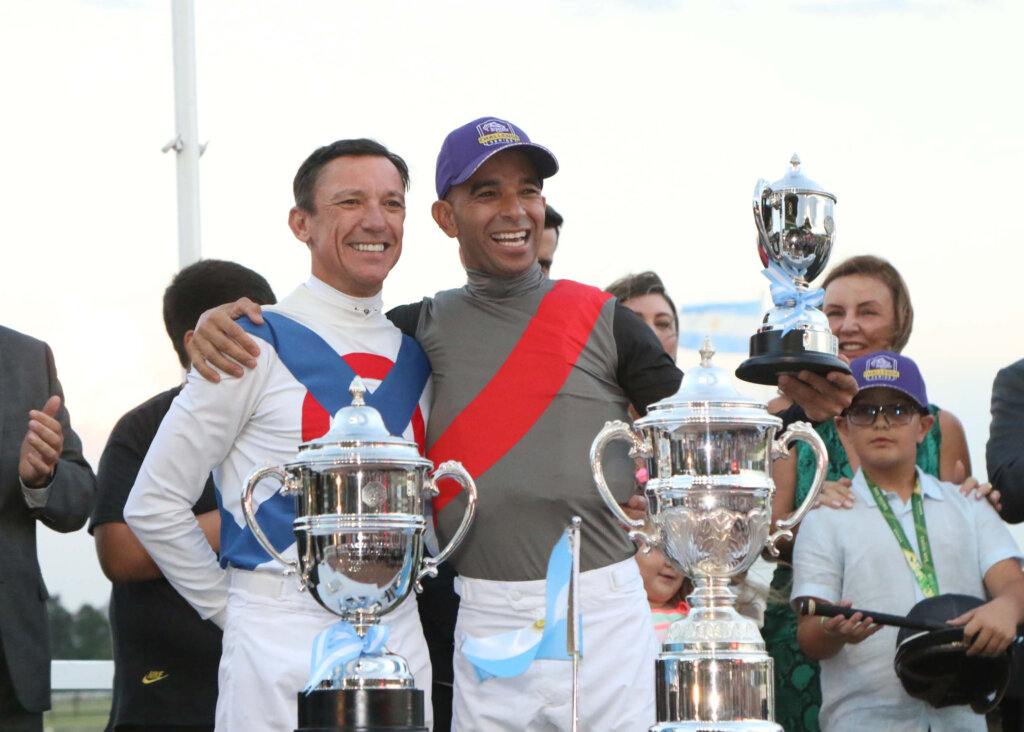 Frankie Dettori and Joao Moreira after the G1 Gran Premio Carlos Pellegrini in Argentina