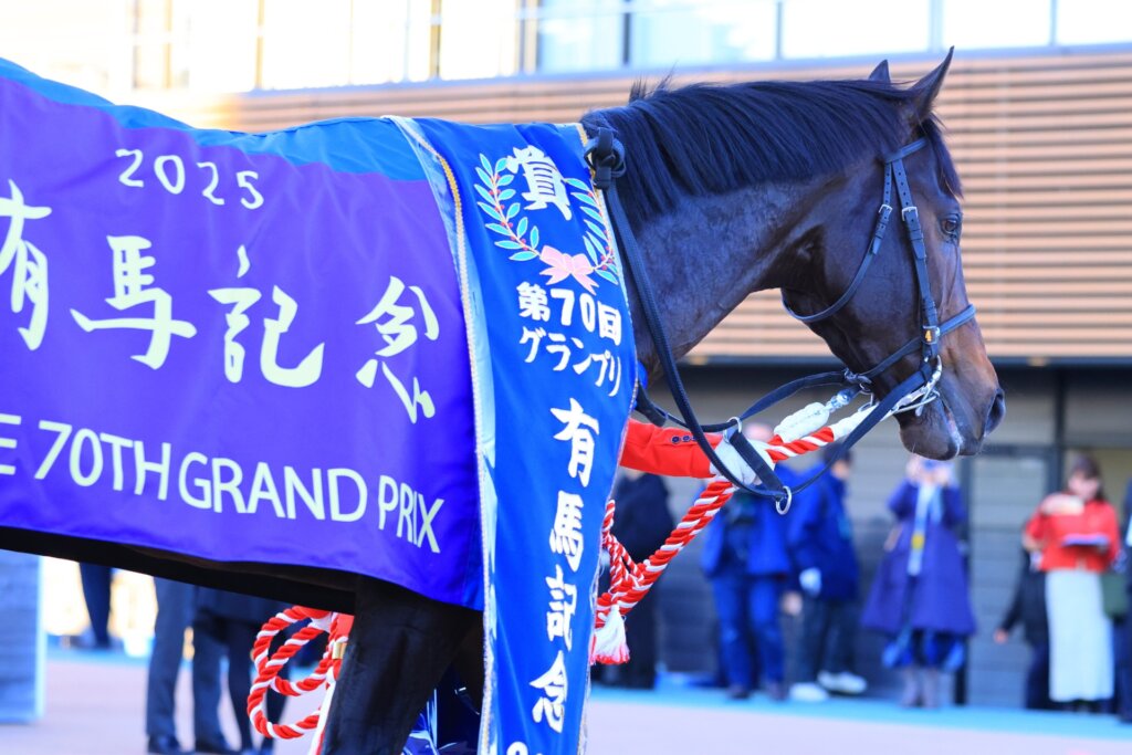 Museum Mile draped in the winner's sash after the G1 Arima Kinen