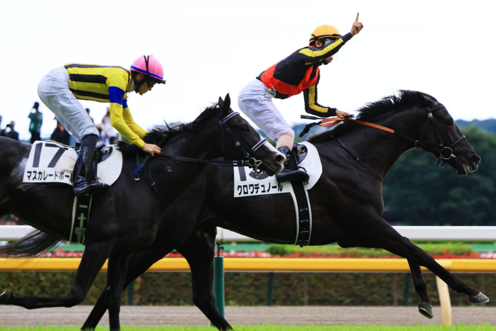 Croix du Nord beating Masquerade Ball in the 2025 Tokyo Yushun