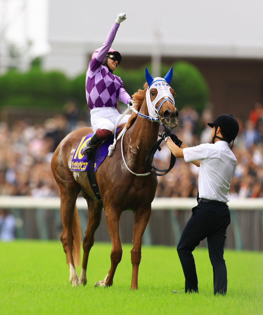 Seina Imamura celebrates in front o of the Tokyo crowd after winning the G1 Yushun Himba