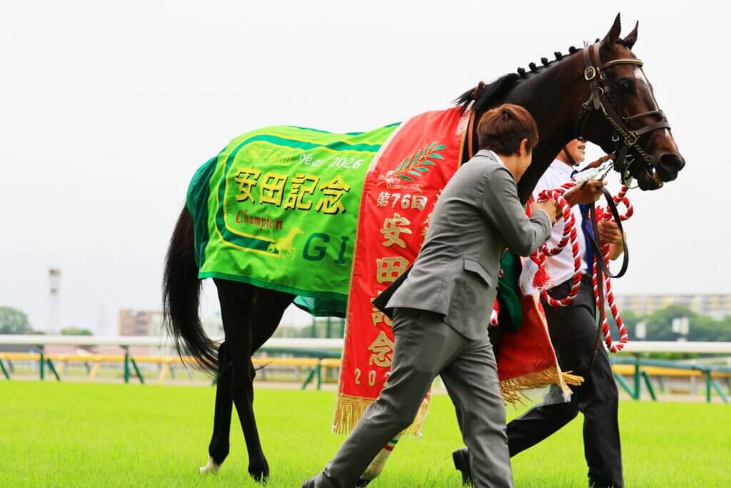 Sixpence after winning the Yasuda Kinen