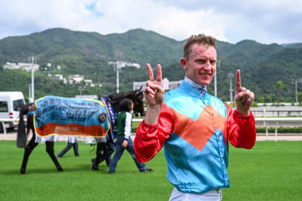 Zac Purton signalling Ka Ying Rising's 21 straight wins